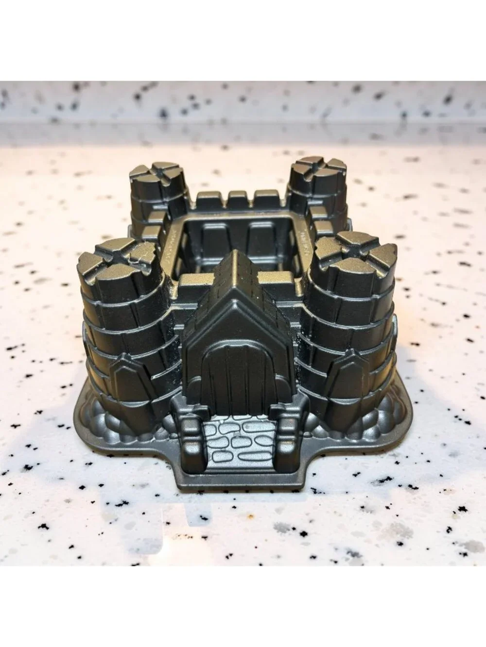 Nordic Ware Castle Bundt Pan Aluminum Baking Mold Heavy Duty - Picture 1 of 5
